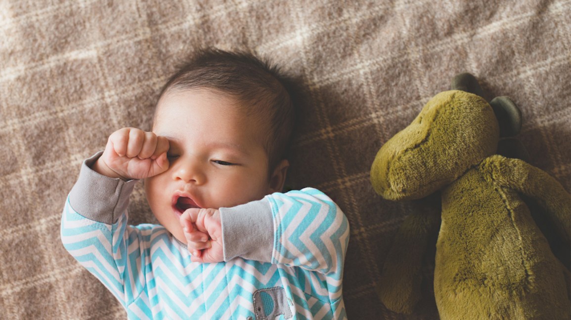 Bébé-lutte-contre-le-sommeil