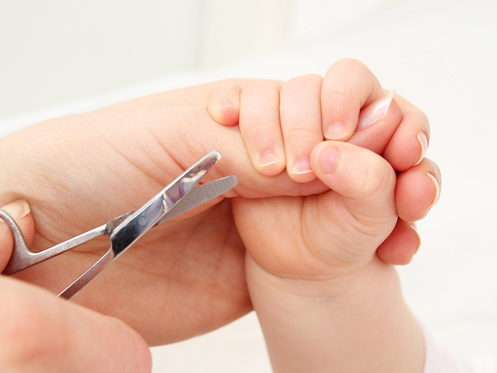 Comment-couper-les-ongles-de-bébé