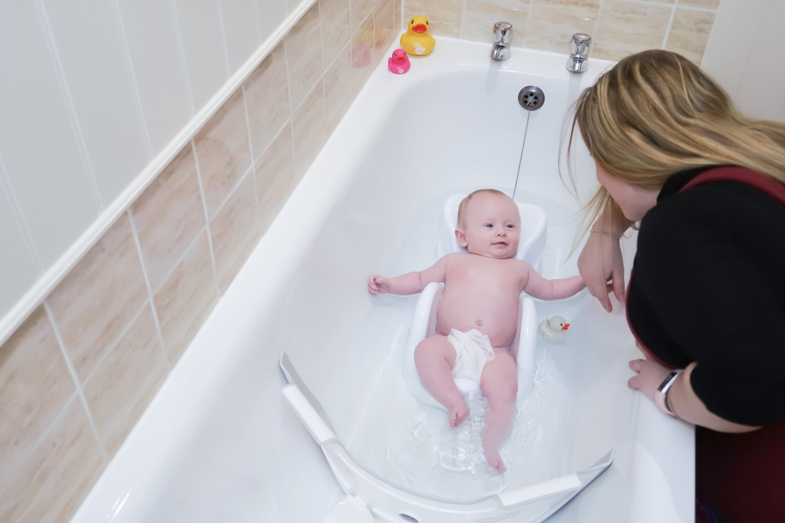 Comment-donner-son-premier-bain-à-un-bébé