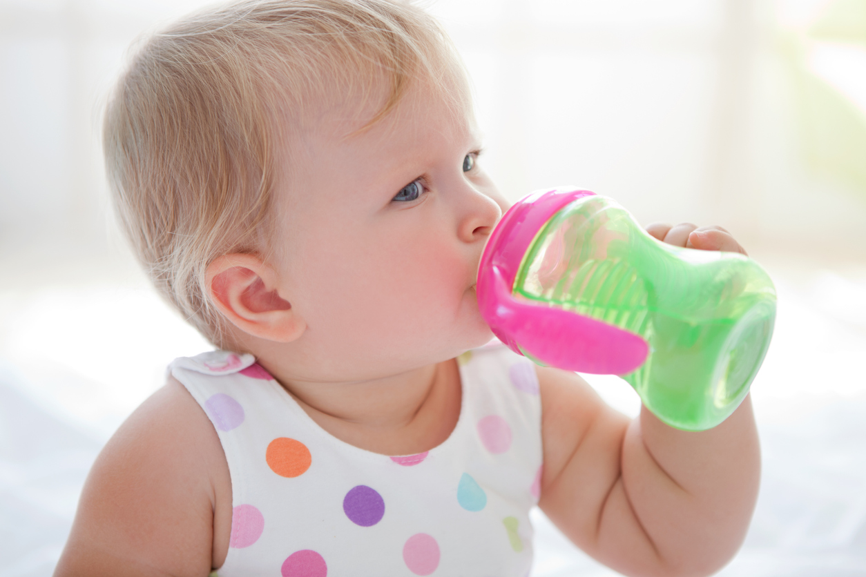 bebe-tasse-d'apprentissage