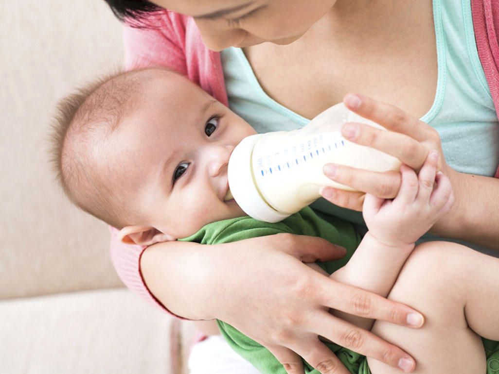 comment-donner-le-biberon-à-un-bébé-allaité