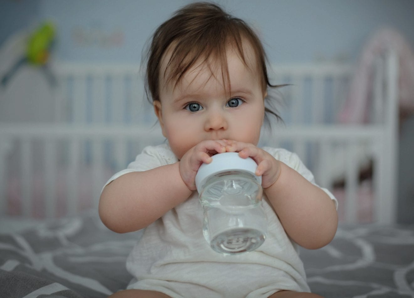 donner-de-l'eau-à-un-bébé