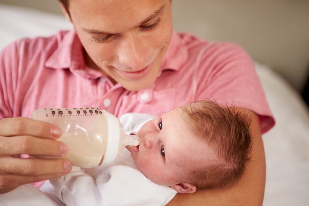 donner-le-biberon-à-un-bébé-allaité